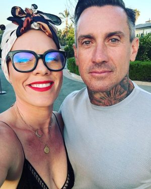 Pink Instagram - Just two people trying to take one good friggin picture and we cant. #torontoherewecome