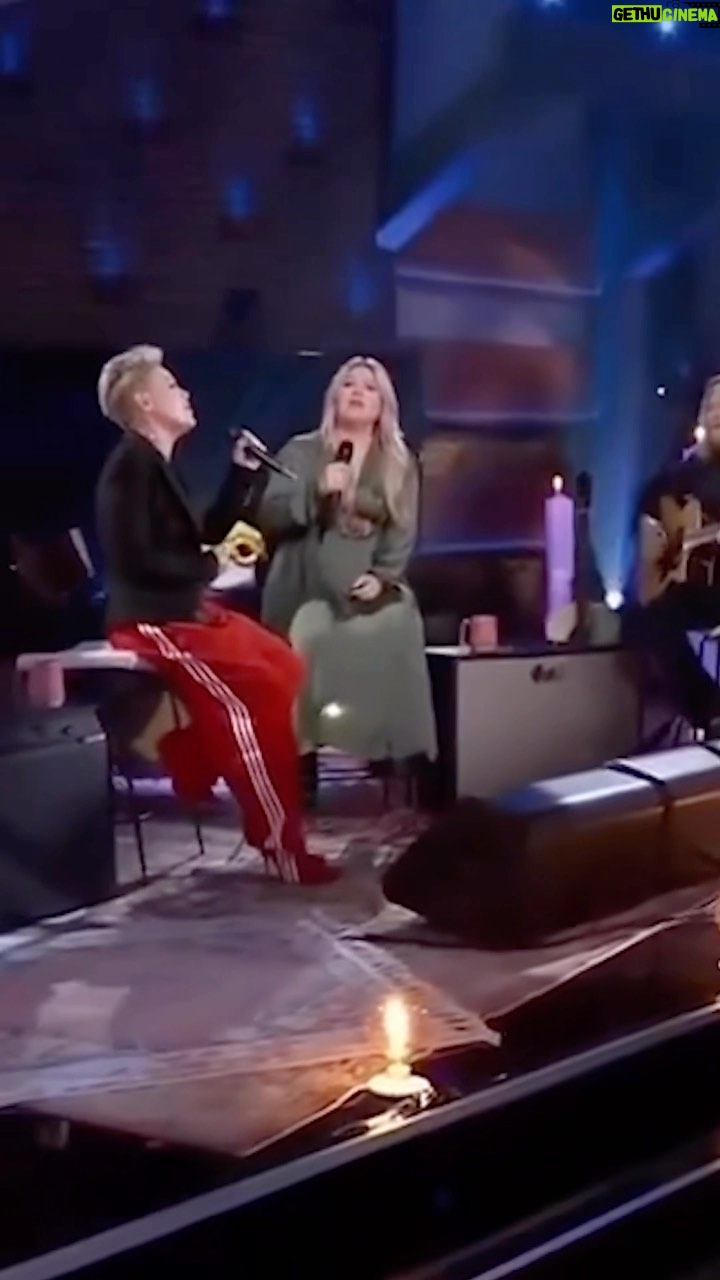 Pink Instagram - We should do this again @kellyclarkson 💞