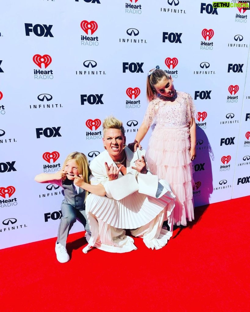 Pink Instagram - How could I be anything but grateful? For my team, my friends, my kids, (the absolute dream dates)my fellow performers, for PAT BENATAR AND NEIL GIRALDO, KELLY CLARKSON, IHEART AND ALL MY FRIENDS AROUND THE WORLD for the decades of love and memories. We’re just getting started y’all. ALL LOVE. ALL GRATITUDE, and ALL FEMALE BADASSERY ALL AROUND. @iheartrawards @iheartradio @kellyclarkson @benatargiraldo ♥️♥️♥️♥️♥️♥️♥️♥️♥️