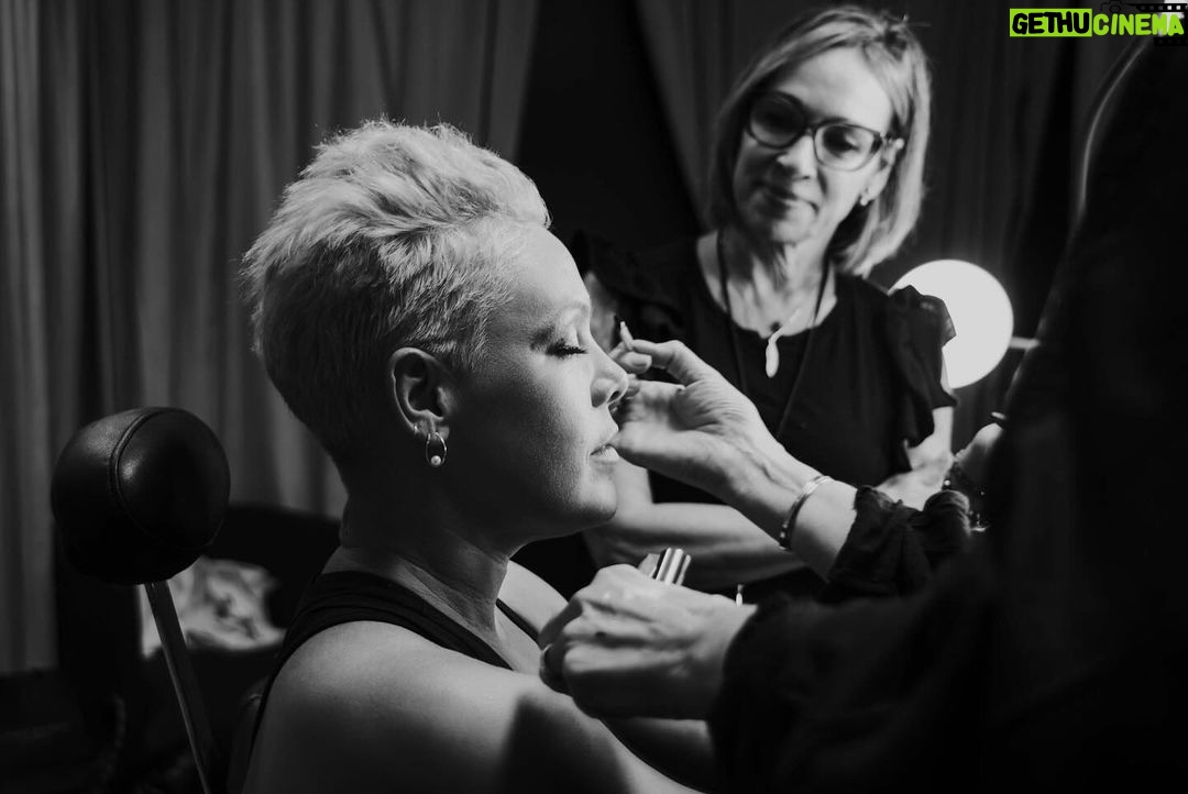 Pink Instagram - HAPPY SHOW DAY! Weโre so ready!!! Raise your hand if this is your first concert ever!!!!! ๐๐ผโโ๏ธ #SummerCarnivalTour Allianz Stadium