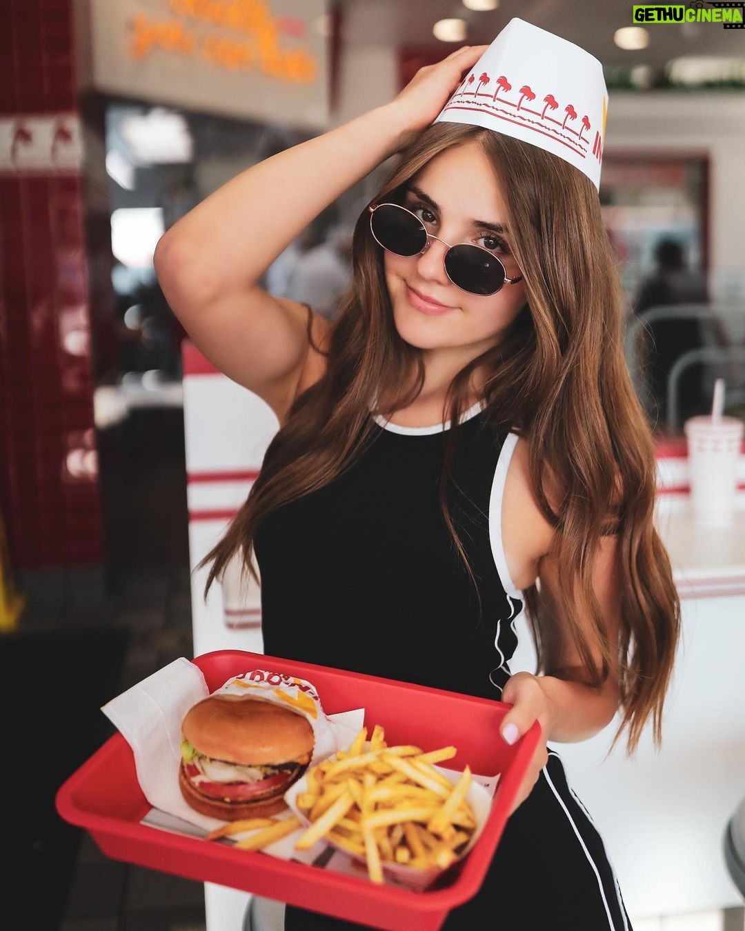 Piper Rockelle Instagram - say cheese(burgers)! 🍔 In-N-Out