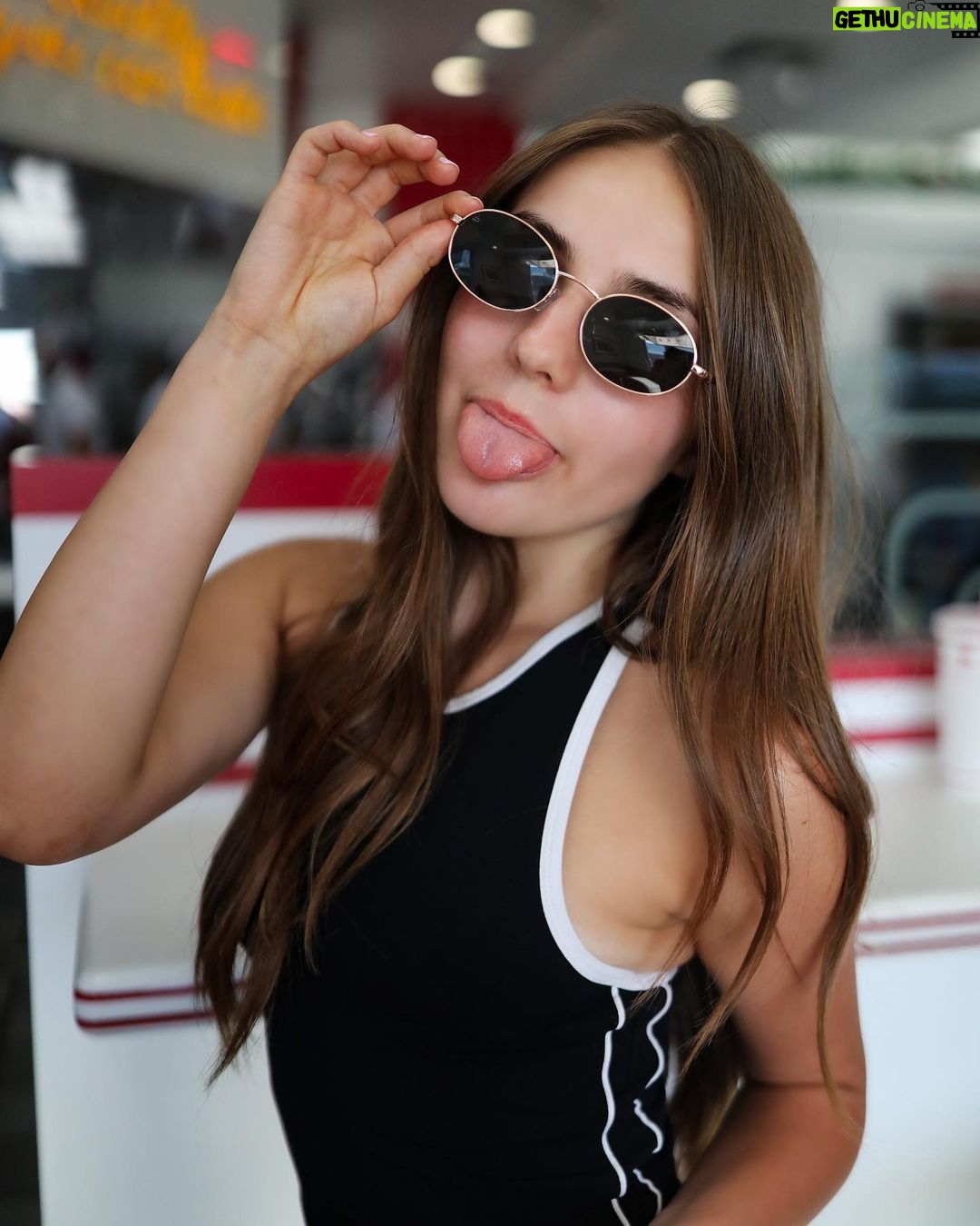 Piper Rockelle Instagram - say cheese(burgers)! 🍔 In-N-Out