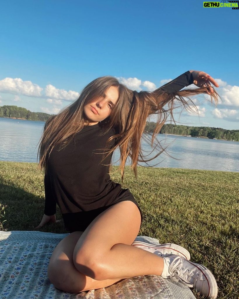 Piper Rockelle Instagram - lake o’clock ⛵️⛅️⚓️ Lake Lanier