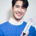Pirapat Watthanasetsiri Instagram - 🦷สุขภาพฟันและเหงือกเป็นของคู่กัน บางครั้งสาเหตุการเสียวฟันก็มาจากปัญหาเหงือก นี่เลย Sensodyne Sensitivity & Gum สูตร Whitening ที่ทั้งช่วยลดเสียวฟัน พร้อมดูแลเหงือก และยังช่วยให้ฟันขาวเป็นธรรมชาติ ครบในหลอดเดียว 😁 แถมยังเป็นสูตรอัพเกรดใหม่ ที่มี Micro Foam 🫧 ช่วยทำความสะอาดเหงือกและฟันได้อย่างล้ำลึก 📆 เห็นผลได้ใน 2 สัปดาห์เลย* 🪥*แปรงฟันอย่างน้อยวันละ 2 ครั้ง ติดต่อกัน 2 สัปดาห์ 🛒ใครอยากดูแลทั้งเหงือกและฟันไปตำกันเลยที่ ร้านสะดวกซื้อ ห้างสรรพสินค้า และ ซุปเปอร์มาร์เก็ต และ ร้านค้า ชั้นนำทั่วไป