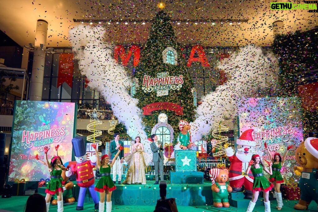 Pirapat Watthanasetsiri Instagram - เทศกาลแห่งความสุขที่เมกาบางนาเริ่มแล้ว!! ปีนี้ต้นคริสท์มาสในธีม The Santa's Toy Store ร้านของเล่นของคุณลุงซานต้า อย่าลืมมาฉลองช่วงเวลาดีดีส่งท้ายปี ที่เมกาบางนา กันนะครับ #MegaHappinessSeason2023 #เมกาบางนา #Megabangna #YourEverydayMeetingPlace #EarthMixxMegabangna