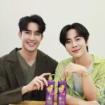 Pirapat Watthanasetsiri Instagram - มีแชมพูสำหรับผม….ที่คิดถึงคุณไหมนะ นี่เลย แชมพูซันซิลกับกิจกรรมสุดพิเศษที่เตรียมให้เรามาจอยกันให้หายคิดถึง ✨ 1.ลุ้นเป็น 40 Lucky Fan ได้สิทธิ์เข้าร่วมงานมาเจอกับพวกเราแบบใกล้ชิดติดขอบเวที และรับของรางวัลสุดน่ารักจากซันซิล 2.และพิเศษสุดๆสำหรับ 10 Spacial Lucky Fan ได้รับสิทธิ์ร่วมเล่นกิจกรรมสนุกๆภายในงานกับพวกผม เอิร์ท- มิกซ์บนเวทีแบบจัดเต็ม รวมผู้โชคดีทั้งหมด 50 ท่าน รับรองไม่มีเหงาแน่นอน! กติกาง่ายๆเพียง 1.ช้อปผลิตภัณฑ์จากซันซิล สูตรใด ขนาดใดก็ได้ ที่ Big C และ Big C ออนไลน์ 2.และนำใบเสร็จมาลุ้นเป็นผู้โชคดีผ่าน Website ทางเพจ Facebook : Sunsilk หรือ https://www.unileverprokhum.com/sskbigc 🗓️ : ร่วมกิจกรรมได้วันนี้ - 30 พฤศจิกายน 2566 🗣️ : ประกาศผู้โชคดี 4 ธันวาคม 2566 เวลา 12.00 ทาง Facebook : Sunsilk 📍แล้วมาพบกันในวันที่ 9 ธันวาคม 2566 เวลา 13.00-14.00 น. บิ๊กซี สาขา พระราม 4 ติดตามกติกาและรายละเอียดเพิ่มเติมได้ที่ Facebook : Sunsilk มาร่วมสนุกกันเยอะๆนะครับบบ💚 #SunsilkxEarthMix #Sunsilk #SunsilkNaturalbioactive