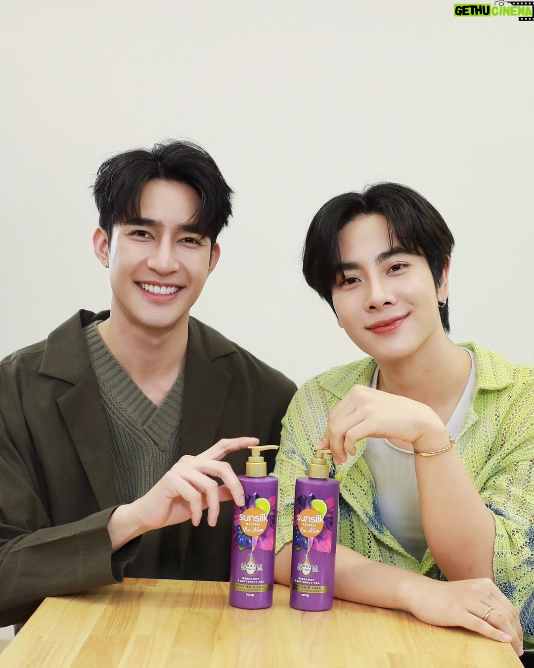 Pirapat Watthanasetsiri Instagram - มีแชมพูสำหรับผม….ที่คิดถึงคุณไหมนะ นี่เลย แชมพูซันซิลกับกิจกรรมสุดพิเศษที่เตรียมให้เรามาจอยกันให้หายคิดถึง ✨ 1.ลุ้นเป็น 40 Lucky Fan ได้สิทธิ์เข้าร่วมงานมาเจอกับพวกเราแบบใกล้ชิดติดขอบเวที และรับของรางวัลสุดน่ารักจากซันซิล 2.และพิเศษสุดๆสำหรับ 10 Spacial Lucky Fan ได้รับสิทธิ์ร่วมเล่นกิจกรรมสนุกๆภายในงานกับพวกผม เอิร์ท- มิกซ์บนเวทีแบบจัดเต็ม รวมผู้โชคดีทั้งหมด 50 ท่าน รับรองไม่มีเหงาแน่นอน! กติกาง่ายๆเพียง 1.ช้อปผลิตภัณฑ์จากซันซิล สูตรใด ขนาดใดก็ได้ ที่ Big C และ Big C ออนไลน์ 2.และนำใบเสร็จมาลุ้นเป็นผู้โชคดีผ่าน Website ทางเพจ Facebook : Sunsilk หรือ https://www.unileverprokhum.com/sskbigc 🗓️ : ร่วมกิจกรรมได้วันนี้ - 30 พฤศจิกายน 2566 🗣️ : ประกาศผู้โชคดี 4 ธันวาคม 2566 เวลา 12.00 ทาง Facebook : Sunsilk 📍แล้วมาพบกันในวันที่ 9 ธันวาคม 2566 เวลา 13.00-14.00 น. บิ๊กซี สาขา พระราม 4 ติดตามกติกาและรายละเอียดเพิ่มเติมได้ที่ Facebook : Sunsilk มาร่วมสนุกกันเยอะๆนะครับบบ💚 #SunsilkxEarthMix #Sunsilk #SunsilkNaturalbioactive