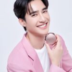 Pirapat Watthanasetsiri Instagram - Jenny Premium 👑 เผยผิวที่เรียบเนียน ด้วย Jenny Premium Smooth Cover & Bright Powder Pact แป้งผสมรองพื้นเนื้อเนียนละเอียด ปกปิด ติดทนนาน ไม่เป็นคราบรู้สึกบางเบาไม่หนักผิวควบคุมความมันได้อย่างยาวนาน ช่วยให้ผิวดูแมท ไม่มันวาว ปกป้องผิวจากแสงแดด UVA และ UVB อย่างมีประสิทธิภาพด้วย SPF24 PA++ มีส่วนผสมจากคอลลาเจนที่ช่วยบำรุงให้ผิวเนียนใส มาพร้อมกลิ่นหอม อ่อน ๆ จากสารสกัดดอกไม้ธรรมชาติและไม่ระคายเคืองผิว 💕 @jennypremium_official . #แป้งพัฟเจนนี่ #JennyPremium #เจนนี่พรีเมี่ยมเปิดตัวพรีเซนเตอร์คนแรกในไทย #แป้งเจนนี่พรีเมี่ยมน่ารักจนอยากหอม...