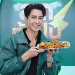 Pirapat Watthanasetsiri Instagram - ไก่ทอดหรือจะสู้คอหมูย่างในใจเธอ🤪🍗 ถ้าอยากกินไก่ทอดแบบผม รีบกดสั่งเลยที่ GrabFood เค้ามีโค้ดดีๆมาแจกด้วยยน้า💚 👉🏼ใส่โค้ด EARTHMIX ลด 30% สูงสุด 100.-* ขั้นต่ำ 250.- 👈🏼 ตั้งแต่วันนี้ - 31 ส.ค. 66 นี้เท่านั้น *เงื่อนไขเป็นไปตามที่บริษัทกำหนด #GrabFoodลดท้าฝนxEarthMix #GrabFoodTH #GrabFood