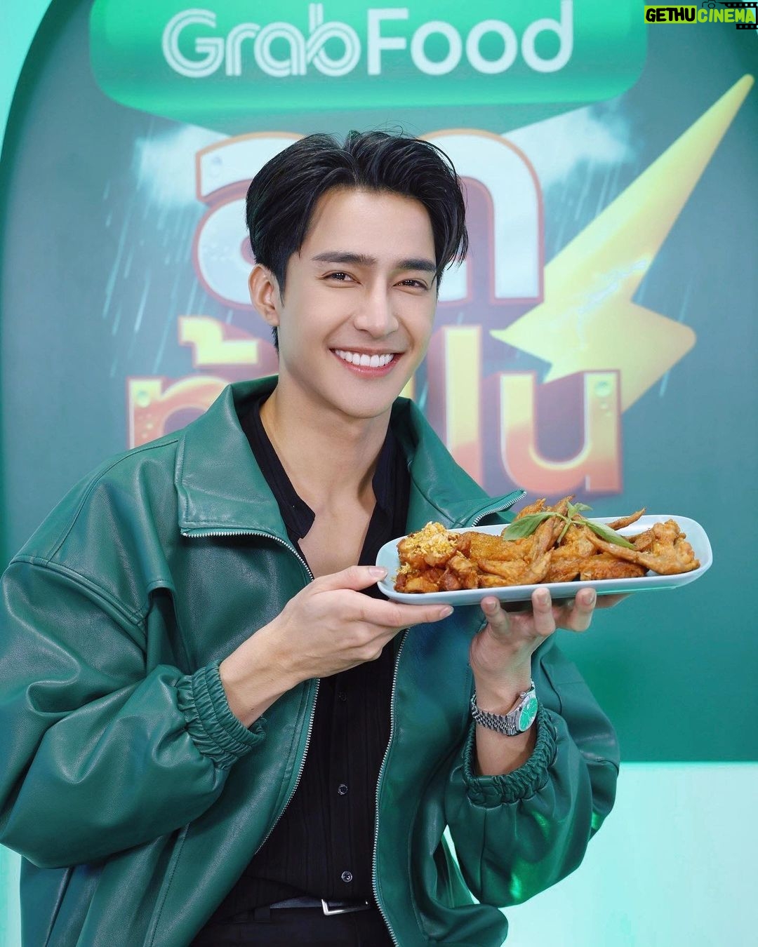 Pirapat Watthanasetsiri Instagram - ไก่ทอดหรือจะสู้คอหมูย่างในใจเธอ🤪🍗 ถ้าอยากกินไก่ทอดแบบผม รีบกดสั่งเลยที่ GrabFood เค้ามีโค้ดดีๆมาแจกด้วยยน้า💚 👉🏼ใส่โค้ด EARTHMIX ลด 30% สูงสุด 100.-* ขั้นต่ำ 250.- 👈🏼 ตั้งแต่วันนี้ - 31 ส.ค. 66 นี้เท่านั้น *เงื่อนไขเป็นไปตามที่บริษัทกำหนด #GrabFoodลดท้าฝนxEarthMix #GrabFoodTH #GrabFood