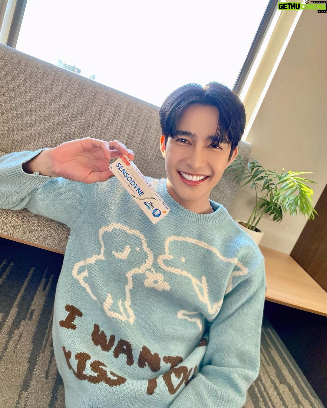 Pirapat Watthanasetsiri Instagram - ✈️มาทริปนี้ไม่ต้องห่วงเรื่องเสียวฟันเลย พก Sensodyne Repair & Protect มาด้วย หลอดเล็ก 45 กรัม ขนาดพกง่ายกำลังดีเลย (ขายเฉพาะที่7-11 เท่านั้นน้า) 🔥ตอนนี้เค้ามีโปรเเรง เหลือเเค่ 65.- (ปกติ 92.-) พร้อมรับ M-Stamp 1 บอกเลยว่าไม่ตุนตอนนี้คือพลาด!! 📆 ตั้งแต่วันที่ 24 ต.ค. - 23 พ.ย. 66 📌 ที่ 7-Eleven ทุกสาขา #SensodynexTheEarth #SensodyneTH #เสียวฟัน #เสียวฟันเรื่องใหญ่ใกล้ตัว
