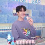 Pirapat Watthanasetsiri Instagram - โดมน้ำแข็งยักษ์ตั้งอยู่ใจกลางสยาม ไม่คูล ก็ไม่รู้จะว่ายังไงแล้ว มาดูกันเร็ววววว!!! ❄️🥶 อยากให้มาจริงๆ มาดูหิมะตกครั้งแรกที่ประเทศไทยกัน กับงาน “ดัชมิลล์แลนด์ แดนมหัศจรรย์” ภายในงานเค้ามีกิจกรรมมากมาย ที่จะทำให้ทุกคน Feel Good กับประสบการณ์ความเย็น สุด Ex-cool-sive ยังไม่พอ! เขายังมีคอนเสิร์ตสุด Ex-cool-sive กับพี่โอ๊ต ปราโมทย์ด้วยนะคับ 🎤🥳 และบอกไว้เผื่อใครมาแล้วไม่รู้ ในงานมีบาร์ลับที่จะทำให้ทุกคนรู้สึกแมจิก ตื่นตา ตื่นใจ ด้วยนะ เค้าจัดวันนี้วันเดียวเท่านั้น!!!!! เพราะงั้น รีบมาด่วนเลย!! 😎 ส่วนคนที่พลาดไป ให้ท่องคาถานี้!! “โอม ~ ดัชมิลล์แล็กโทบาซิลัส บัลแกริคัส สเตรปโทค็อกคัส เทอร์โมฟิลัส คูล!” แล้วไปพบกับความแมจิก กับนมเปรี้ยวดัชมิลล์ รสเมจิกเบอร์รี่ นมเปรี้ยวรสชาติใหม่ ที่เชื่อว่าทุกคนต้องยังไม่เคยลองที่ไหนมาก่อนอย่างแน่นอน รสชาติ Limited เฉพาะช่วงนี้เท่านั้น!!! 💫 สามารถหาซื้อได้ง่ายๆที่ 7-Eleven ทุกสาขา และหนุ่มสาวดัชมิลล์ทั่วประเทศเลย เมจิกขนาดนี้ต้องไปลองแล้วว😘 #ดัชมิลล์แลนด์แดนมหัศจรรย์ #มหัศจี๊ดฟรีซฟีลกู๊ด #เมจิกเบอร์รี่เย็นเจี๊ยบอร่อยจี๊ดสดชื่นไม่ซ้ำใคร #นมเปรี้ยวสิดี #นมเปรี้ยวดัชมิลล์ #DutchMill