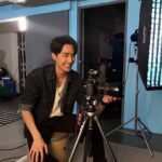 Pirapat Watthanasetsiri Instagram – 1 2 3  เอ้าเย้มมมม 🤎

#ploysyearbook  #หนังสือรุ่นพลอย
#GMMTV #snap25production