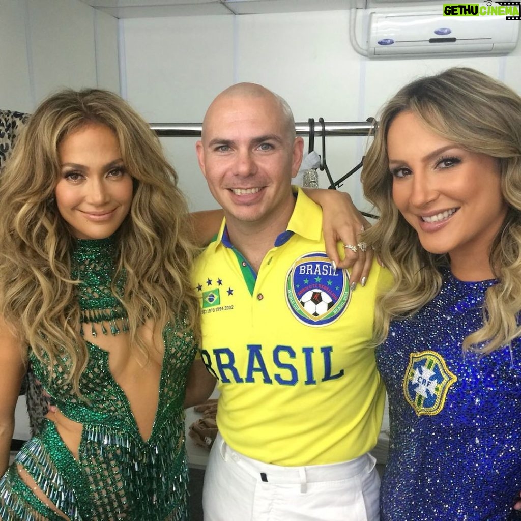 Pitbull Instagram - 9 years since we made history and showed the world #WeAreOne 🏟️ @jlo @claudialeitte