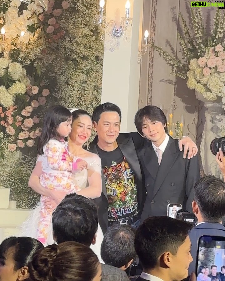 Pitchanart Sakakorn Instagram - พวกเราในนาม พัชราภากรุ๊ป (พรมแดงในตำนาน) มาร่วมอวยพรเจ้าบ่าวเจ้าสาวนะคะ ♥️🫣😬@aum_patchrapa @apitsada #leeflukeeverafter Siam Kempinski Hotel Bangkok
