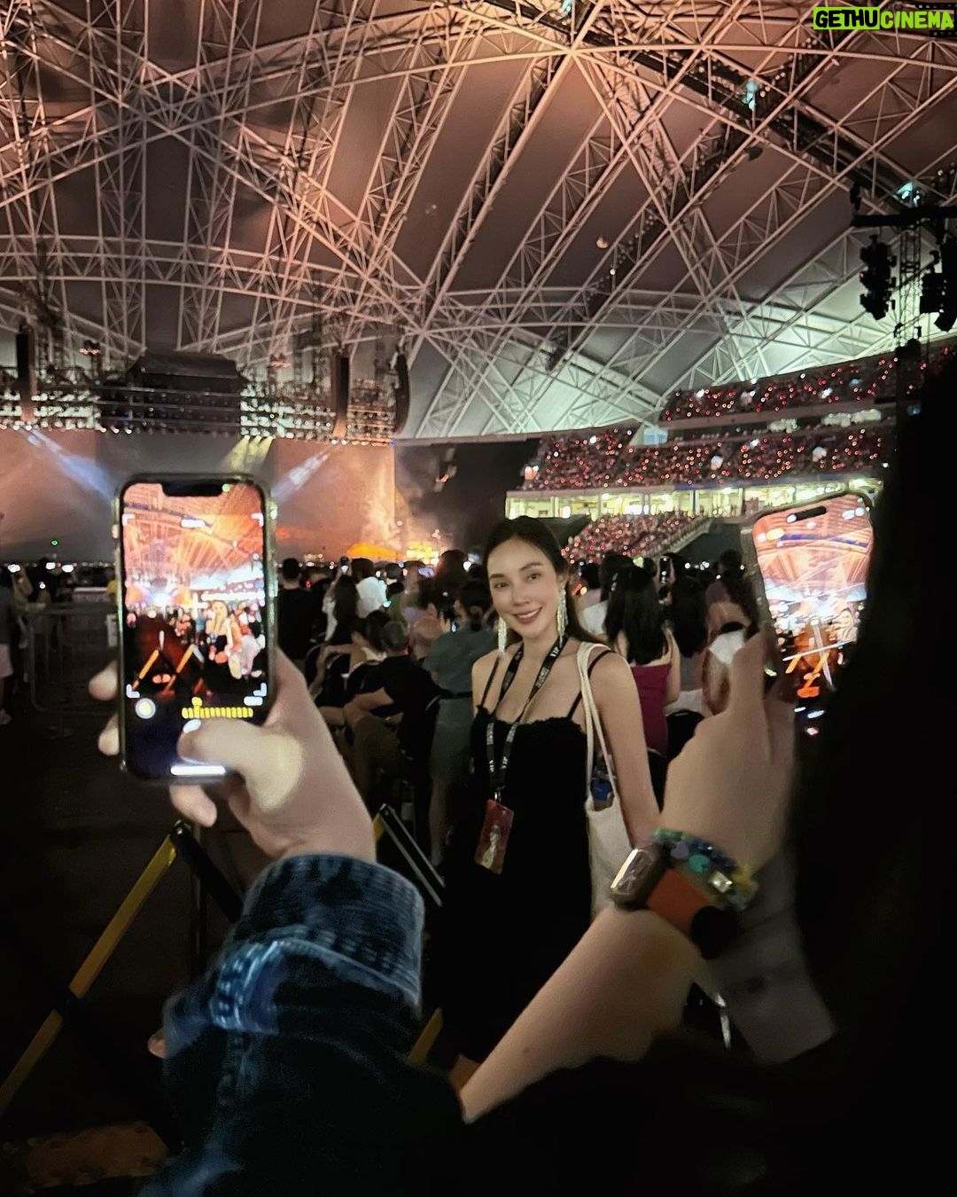 Pitchanart Sakakorn Instagram - สนุกมาก ต้องมาแหละ! thx my hubby♥️ @big_akarawatt #taylorswift #erastoursingapore National Stadium, Singapore