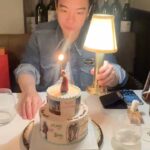 Pitchanart Sakakorn Instagram - Happy Birthday Hubby!♥️🎂🫶🏻 ปีนี้มีเรื่องเล่า เรา2 คนเหมือนคนแก่เลย เมื่อวานซืน บิ๊กปวดท้องมาก อาหารเป็นพิษ จะพาไปหาหมอก็ไม่ยอมไป บอกว่าดึกแล้ว พรุ่งนี้ค่อยไปถ้าไม่หาย ส่วนเมย์คัดจมูกมาก จามแรงตอน5 ทุ่ม (น่าจะแรงที่สุดในชีวิต) จามทีเดียวเหมือนไฟช๊อตที่เอวบั้นท้าย ลุกขึ้นยืนตรงไม่ได้ปวดร้าวเหมือนคนพิการ งงมาก เจ็บสุดๆ แต่อดทนนอนต่อเพราะดึกแล้ว ตื่นเช้ามา บิ๊กบอกว่าหายปวดท้องแล้ว แต่จะพาเมย์ไปหาหมอ โทรนัดหมอแต่เช้าแล้วก็พาไป หมอบอกว่ากล้ามเนื้อข้างในบริเวณนั้นอักเสบ น่าจะมาจากการจาม หรือไอแรงๆ แล้วกล้ามนั้นเกิดอาการเกร็งตัวฉับพลัน และน่าจะมีเส้นบางเส้นข้างในพันกันเป็นปมอยู่ ขอเอาเข็มเข้าไปเขี่ย 😣😣😣เอาจริงๆคือกลัวมาก แต่ก็ปวดมากไม่ไหวแล้ว วินาทีที่หมอเอาเข็มจิ้มทะลุไปเขี่ยกล้ามเนื้อเส้นเอ็นที่อยู่ข้างในแถวๆหมอนรองกระดูกนั้น อยากร้องไห้เลย แต่นึกถึงวันแต่งที่บิ๊กบอกว่า จะดูแลเมย์ให้ดีกว่าที่เมย์ดูแลตัวเอง มันก็ทำให้ใจชื้น โอเค ลองดูก็ได้ ในที่สุดหมอก็เขี่ยสำเร็จ😂😂 ตกเย็นเลยมีแรงพากันไปดินเนอร์ฉลองวันเกิด สรุปตอนนี้ก็ยังไม่หาย แต่ก็ดีขึ้นมาก ขอบคุณ คุณสามีมากที่ดูแลเป็นอย่างดี 😬😬😬 วันเกิดปีนี้ก็ขอให้บิ๊กมีความสุขมากๆ เป็นที่รักของเพื่อนๆและที่ทำงาน สุขภาพแข็งแรง ประสบความสำเร็จในทุกอย่างที่ตั้งใจไว้ ส่วนเมย์ก็จะพยายามน่ารักในทุกวัน เป็นภรรยาที่ดี อยู่ข้างๆและเป็นกำลังใจให้เสมอในทุกเรื่องนะคะ i love u the most! ♥️🎂🫶🏻 #ก็ว่าจะไม่รัก Thaan