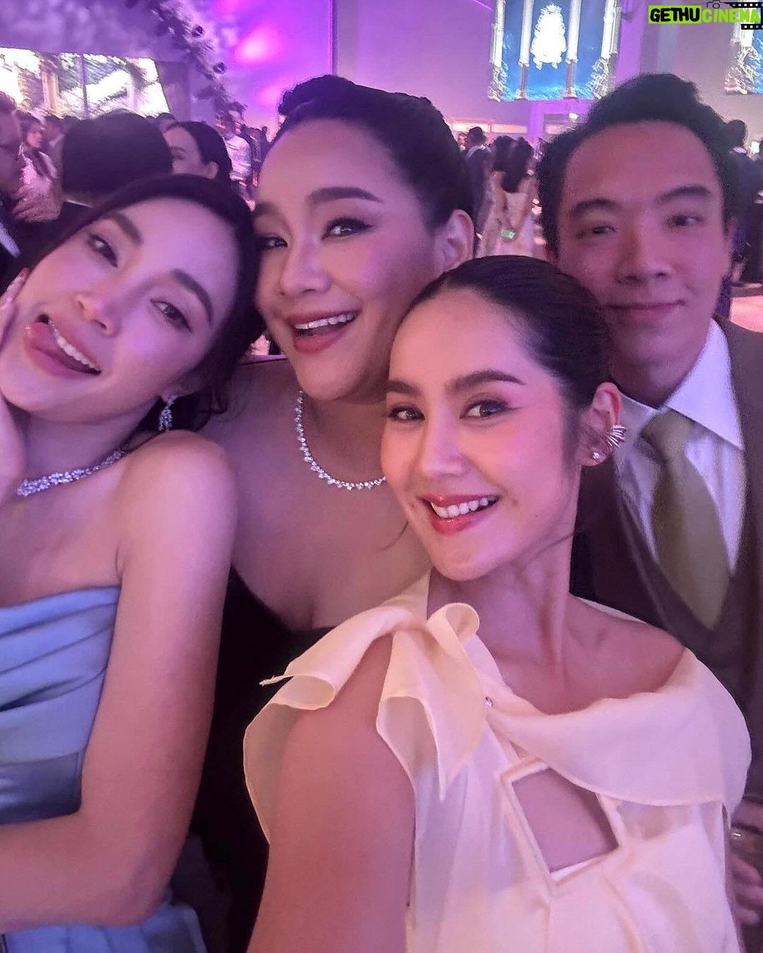 Pitchanart Sakakorn Instagram - อาชีพหลักไปงานแต่ง อาชีพเสริมไปงานวันเกิด🫣🫣🫣 เลื่อนดูวันรวมพี่น้องและผองเพื่อน👉🏻 👯♀️🫶🏻♥️ #loveoillikeaido 📷 by @great_est 👗 @oatcouture_dresses @ KingPower Sevaree
