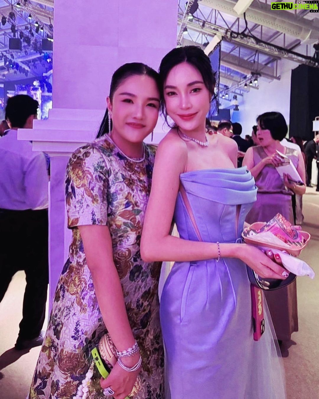 Pitchanart Sakakorn Instagram - อาชีพหลักไปงานแต่ง อาชีพเสริมไปงานวันเกิด🫣🫣🫣 เลื่อนดูวันรวมพี่น้องและผองเพื่อน👉🏻 👯♀️🫶🏻♥️ #loveoillikeaido 📷 by @great_est 👗 @oatcouture_dresses @ KingPower Sevaree