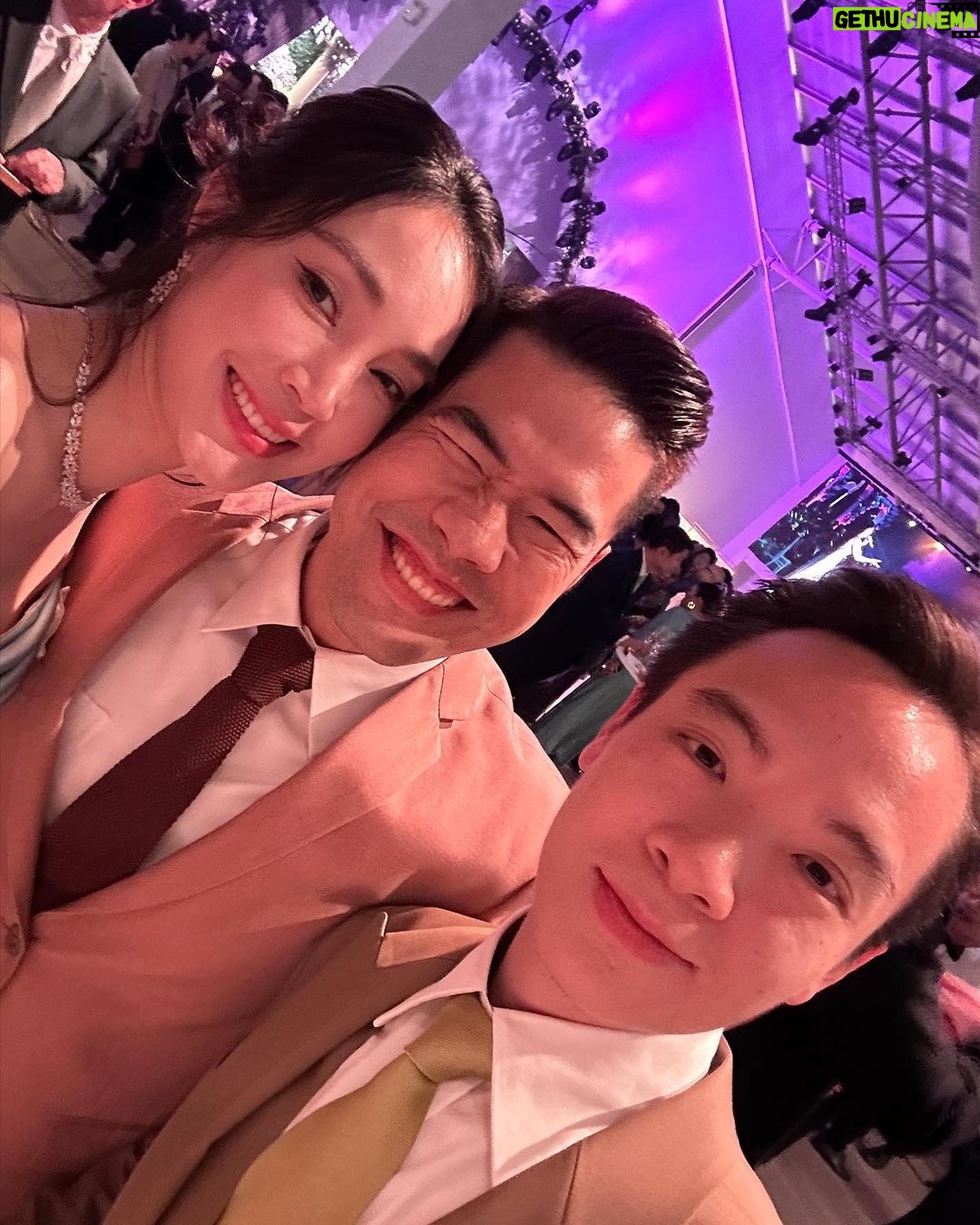 Pitchanart Sakakorn Instagram - อาชีพหลักไปงานแต่ง อาชีพเสริมไปงานวันเกิด🫣🫣🫣 เลื่อนดูวันรวมพี่น้องและผองเพื่อน👉🏻 👯♀️🫶🏻♥️ #loveoillikeaido 📷 by @great_est 👗 @oatcouture_dresses @ KingPower Sevaree