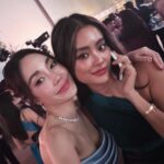 Pitchanart Sakakorn Instagram - อาชีพหลักไปงานแต่ง อาชีพเสริมไปงานวันเกิด🫣🫣🫣 เลื่อนดูวันรวมพี่น้องและผองเพื่อน👉🏻 👯‍♀️🫶🏻♥️ #loveoillikeaido 📷 by @great_est 👗 @oatcouture_dresses @ KingPower Sevaree