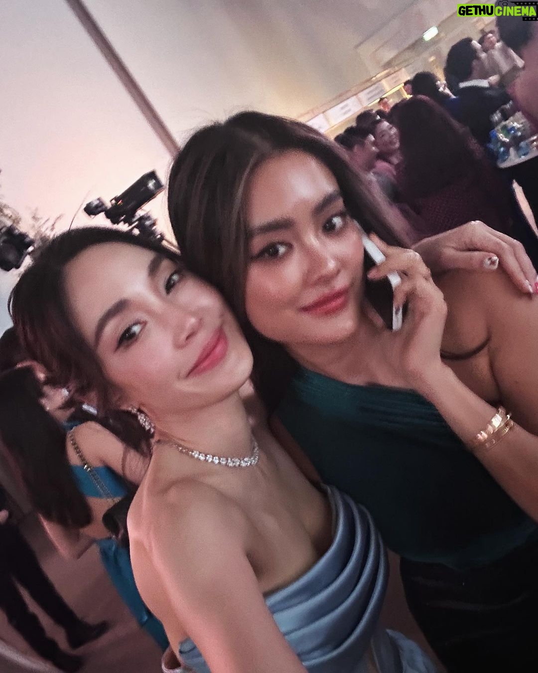 Pitchanart Sakakorn Instagram - อาชีพหลักไปงานแต่ง อาชีพเสริมไปงานวันเกิด🫣🫣🫣 เลื่อนดูวันรวมพี่น้องและผองเพื่อน👉🏻 👯♀️🫶🏻♥️ #loveoillikeaido 📷 by @great_est 👗 @oatcouture_dresses @ KingPower Sevaree