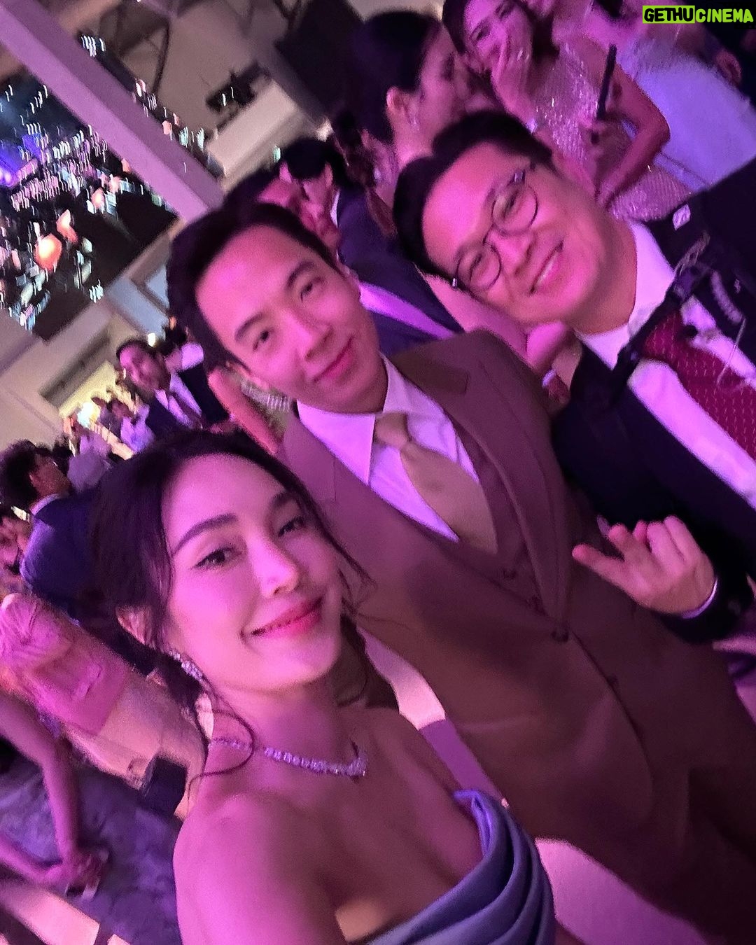 Pitchanart Sakakorn Instagram - อาชีพหลักไปงานแต่ง อาชีพเสริมไปงานวันเกิด🫣🫣🫣 เลื่อนดูวันรวมพี่น้องและผองเพื่อน👉🏻 👯♀️🫶🏻♥️ #loveoillikeaido 📷 by @great_est 👗 @oatcouture_dresses @ KingPower Sevaree