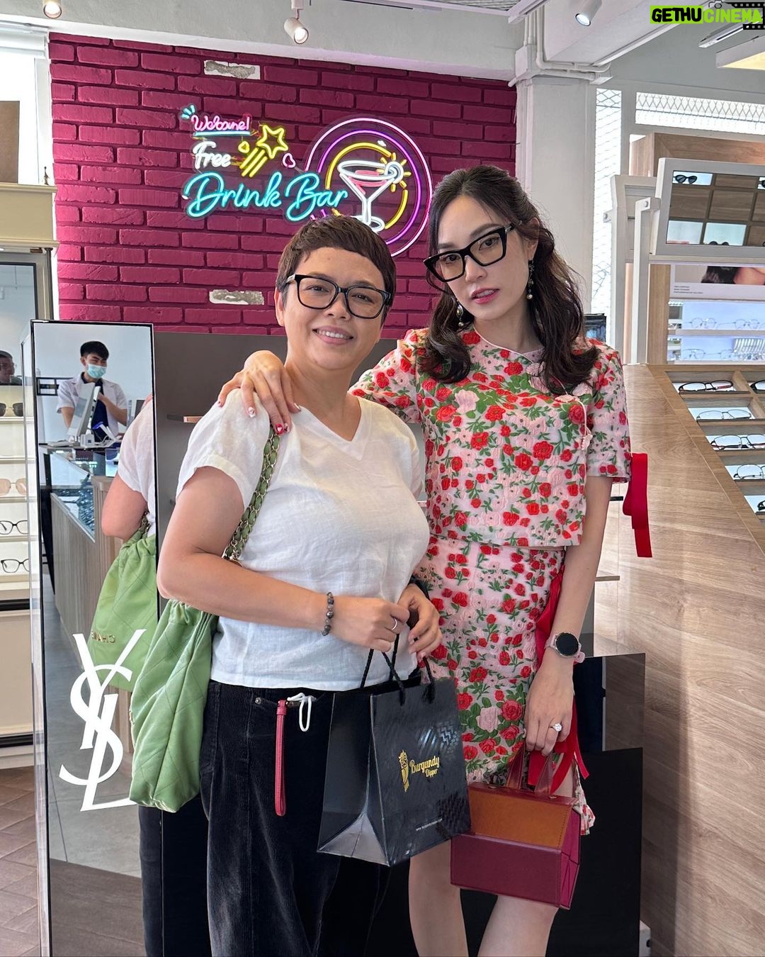 Pitchanart Sakakorn Instagram - เป็นคนไม่มีค่าสายตา แต่ชอบใส่แว่นมากค่ะ ชอบเปลี่ยนลุคไปเรื่อยๆ เลยมีแว่นเยอะมากๆ และวันนี้มาชอปร้านนี้สนุกมาก มีให้เลือกเยอะ เซอร์วิสดี เปลี่ยนเลนส์ได้ด้วย♥️ 👓 @burgundydipper 👗 @disayaofficial #YSLeyewearth #LensbyZEISS Burgundy Dipper