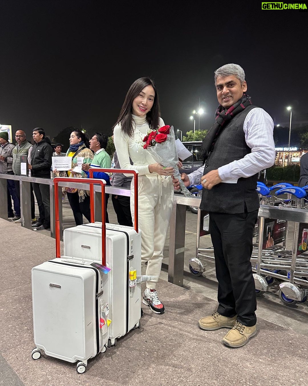 Pitchanart Sakakorn Instagram - มีผู้มารับตอนดึก! 🌹 @pegasus.luggage Jaipur International Airport