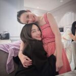 Pitchanart Sakakorn Instagram - มันจะมีพจส.อยู่คนนึงที่ไม่ได้มางานแต่งเรา แล้วร้องไห้เสียใจยิ่งกว่าไฟไหม้บ้าน รักนะพี่ ดูแลตัวเองดีๆหน่อยค่า ดีใจที่วันนี้เห็นพี่แข็งแรงและยิ้มได้ ส่วนคลิปสุดท้าย 18+ @dj_matoom 🎄🧑🏻‍🎄♥️🫶🏻 #คริสตมาสบ้านป้าหนิงสนุกมาก
