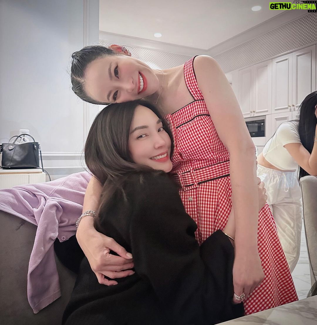 Pitchanart Sakakorn Instagram - มันจะมีพจส.อยู่คนนึงที่ไม่ได้มางานแต่งเรา แล้วร้องไห้เสียใจยิ่งกว่าไฟไหม้บ้าน รักนะพี่ ดูแลตัวเองดีๆหน่อยค่า ดีใจที่วันนี้เห็นพี่แข็งแรงและยิ้มได้ ส่วนคลิปสุดท้าย 18+ @dj_matoom 🎄🧑🏻🎄♥️🫶🏻 #คริสตมาสบ้านป้าหนิงสนุกมาก