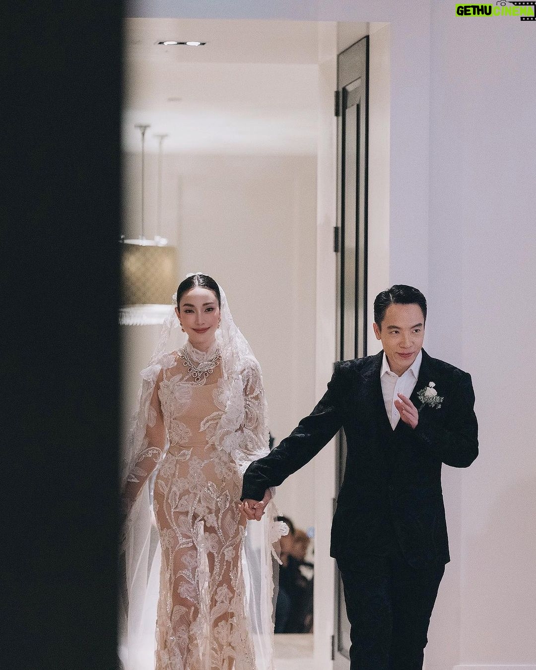 Pitchanart Sakakorn Instagram - ขอบคุณพี่น้องสื่อทุกท่านที่คอยให้การสนับสนุน และเป็นกำลังใจให้เมย์มาตลอด20กว่าปีในวงการบันเทิงด้วยนะคะ🙏♥️ #ก็ว่าจะไม่รัก 👩🏻💄 @pom_vinij @katemossholiday 👗 @narong_official 💎 @gemsgalleryofficial @theanyamanee 🌺 @mahassajan_wedding 📷 @bluezuriphoto Grand Hyatt Erawan Bangkok