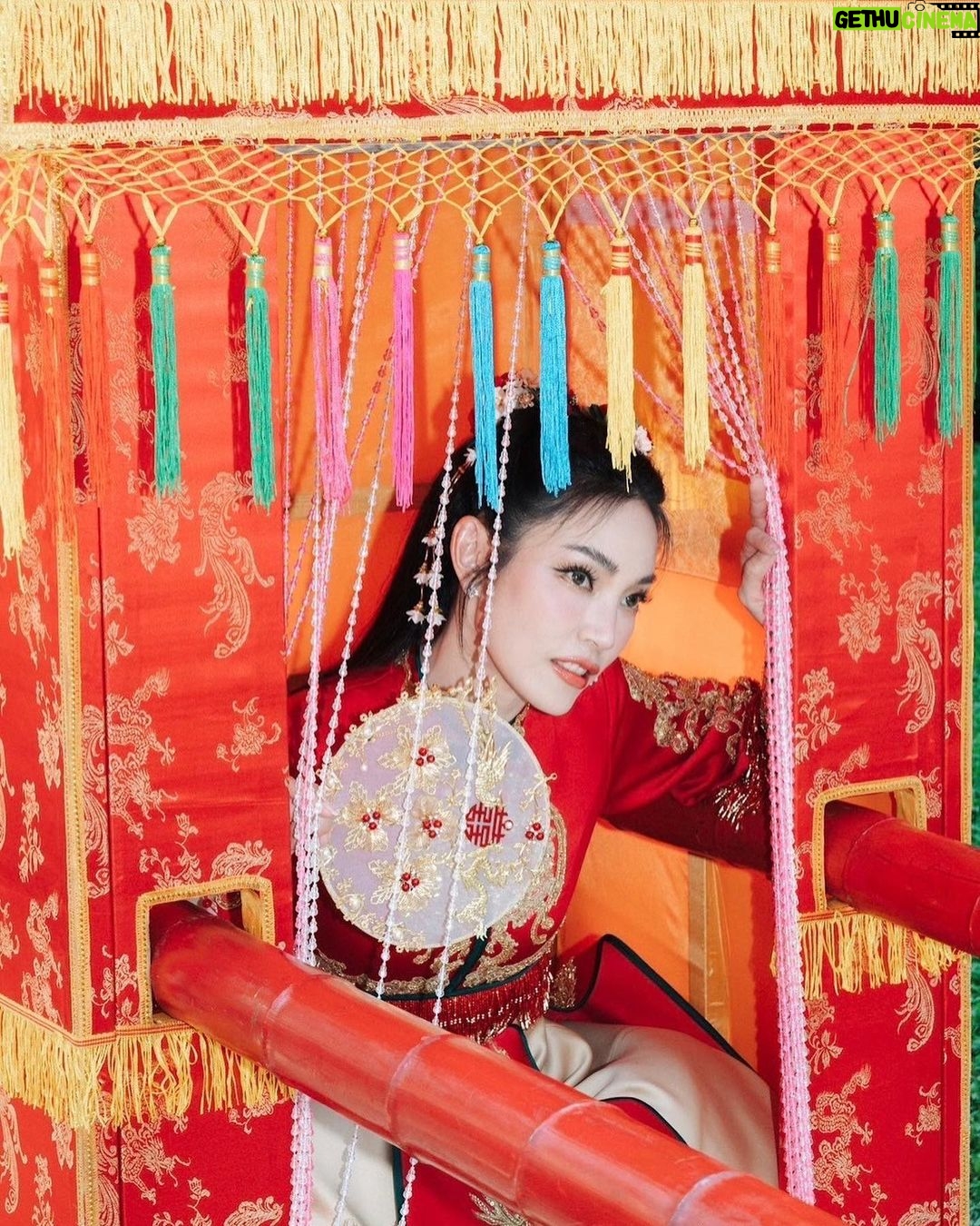 Pitchanart Sakakorn Instagram - 新正如意, 新年发财 ซินเจียหยู่อี่ ซินนี้ฟาไฉ 🧧♥️ Happy Chinese New Year ขอให้ทุกท่านเฮงๆรวยๆกันตลอดปีเลยนะคะ🙏 ปล.เอารูปแต่งงานมาลง จีนกว่านี้ไม่มีอีกแล้ว #ก็ว่าจะไม่รัก