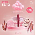 Pitchanart Sakakorn Instagram - มาแล้วตามคำเรียกร้อง M A Y special gift set ปีใหม่ ในโปร 12-12 รีบไปตำกันได้ ทุกช่องทางออนไลน์ ทั้งติ้กตอก ไอจี ชอปปี้ ลาซาด้า และไลน์แอด ช้าหมดอดโปร12-12 นะคะ 🫣👩🏻💄♥️ @maycosmeofficial