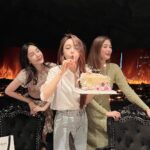 Pitchanart Sakakorn Instagram – กว่าพี่เป้ยเค้าจะว่างก็เลยวันเกิดเค้ามาไกลละค่ะ 🫣🎂😘♥️🫶🏻 Hap Happy Birthday to u.. @ppanward 💋💋
ปล.ร้านนี้ดี ของเล่นเยอะมาก เนตไอห้ามพลาด คอนเท้นท์แน่นเว่อร์!! @karawa_omakase 🍣 Karawa Omakase