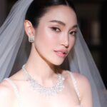 Pitchanart Sakakorn Instagram - #ก็ว่าจะไม่รัก 💄 @pom_vinij 👩🏻 @katemossholiday 👗 @narong_official @oatcouture_dresses @pronovias 💎 @gemsgalleryofficial @theanyamanee @pavony_gems 📸 @tachpasit @bluezuriphoto