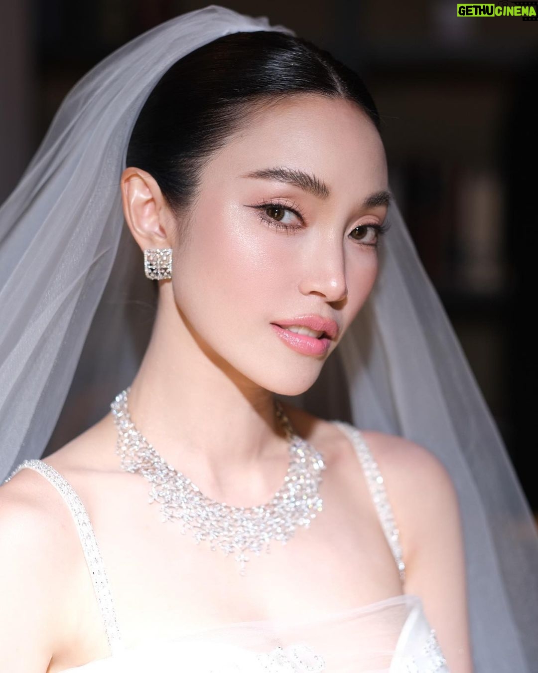 Pitchanart Sakakorn Instagram - #ก็ว่าจะไม่รัก 💄 @pom_vinij 👩🏻 @katemossholiday 👗 @narong_official @oatcouture_dresses @pronovias 💎 @gemsgalleryofficial @theanyamanee @pavony_gems 📸 @tachpasit @bluezuriphoto