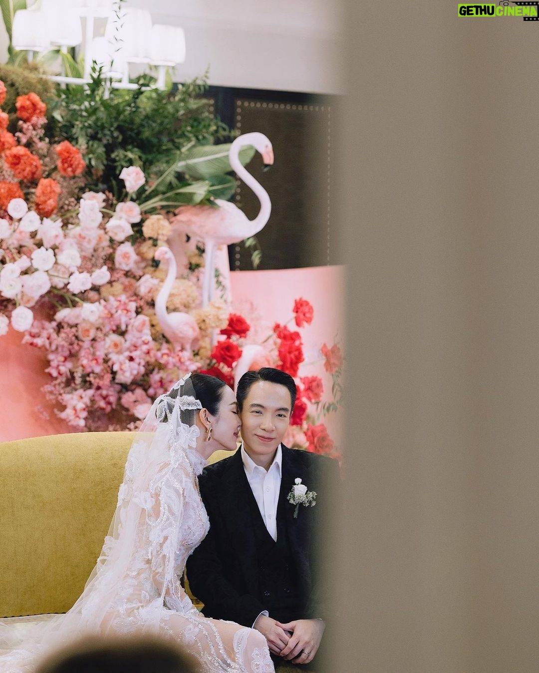 Pitchanart Sakakorn Instagram - ขอบคุณพี่น้องสื่อทุกท่านที่คอยให้การสนับสนุน และเป็นกำลังใจให้เมย์มาตลอด20กว่าปีในวงการบันเทิงด้วยนะคะ🙏♥️ #ก็ว่าจะไม่รัก 👩🏻💄 @pom_vinij @katemossholiday 👗 @narong_official 💎 @gemsgalleryofficial @theanyamanee 🌺 @mahassajan_wedding 📷 @bluezuriphoto Grand Hyatt Erawan Bangkok
