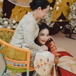 Pitchanart Sakakorn Instagram - #ก็ว่าจะไม่รัก ♥️ @big_akarawatt 👩🏻 @nongchat @aimmyitchy @tommy_cute 👗 @oatcouture_dresses 👑 @verde.th.official 🌺 @suntipong101 📷 @sixtysix @sixtysixvisual 👍🏻 @mahassajan_wedding บ้านปาร์คนายเลิศ