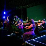 Pitty Instagram - que noite incrível nessa sexta-feira em Santos! nos juntamos à @orquestra.santos e um mar de 50 mil pessoas 💜💜 📸 @stephaniexhahne Praia Gonzaga, Santos - SP