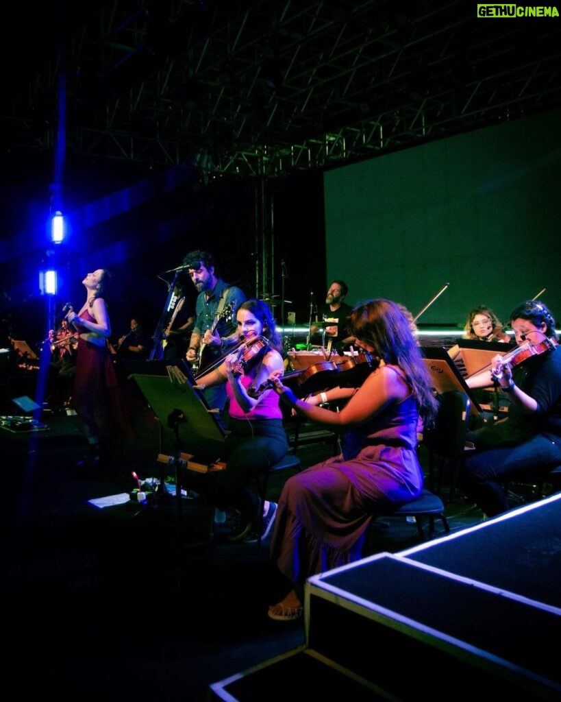 Pitty Instagram - que noite incrível nessa sexta-feira em Santos! nos juntamos à @orquestra.santos e um mar de 50 mil pessoas 💜💜 📸 @stephaniexhahne Praia Gonzaga, Santos - SP