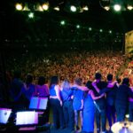 Pitty Instagram - que noite incrível nessa sexta-feira em Santos! nos juntamos à @orquestra.santos e um mar de 50 mil pessoas 💜💜 📸 @stephaniexhahne Praia Gonzaga, Santos - SP