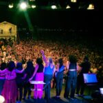 Pitty Instagram - que noite incrível nessa sexta-feira em Santos! nos juntamos à @orquestra.santos e um mar de 50 mil pessoas 💜💜 📸 @stephaniexhahne Praia Gonzaga, Santos - SP