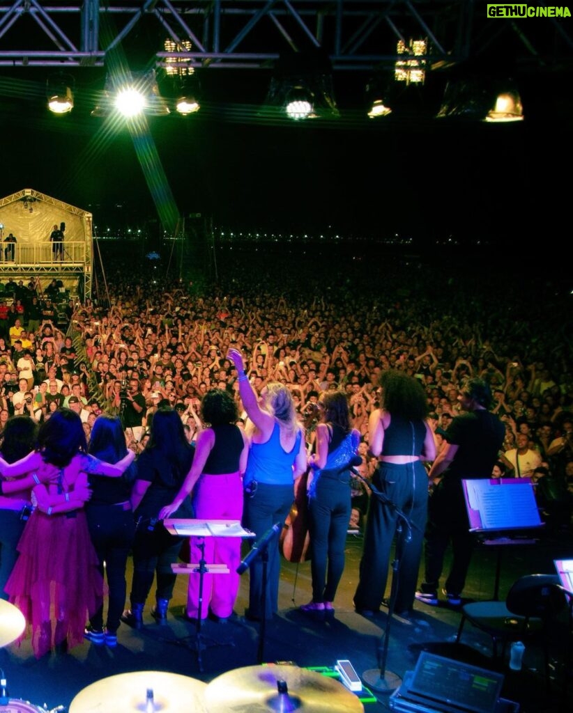 Pitty Instagram - que noite incrível nessa sexta-feira em Santos! nos juntamos à @orquestra.santos e um mar de 50 mil pessoas 💜💜 📸 @stephaniexhahne Praia Gonzaga, Santos - SP