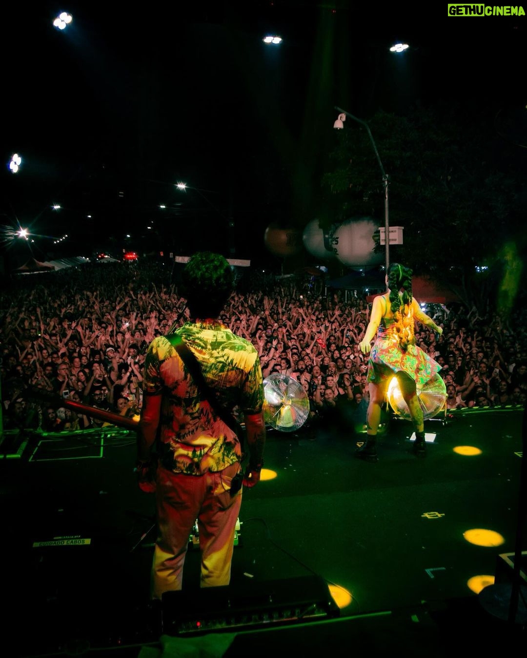 Pitty Instagram - fechamos o carnaval com chave de 💎 na Várzea, em Recife. sendo artista de rock no Brasil, é muito massa poder ser parte na diversidade. ontem foi quente, povo cantando alto, sessão de descarrego total! obg geral que esteve conosco nessa tour carnavalesca. até jah 💜 Recife, Pernambuco, Brasil