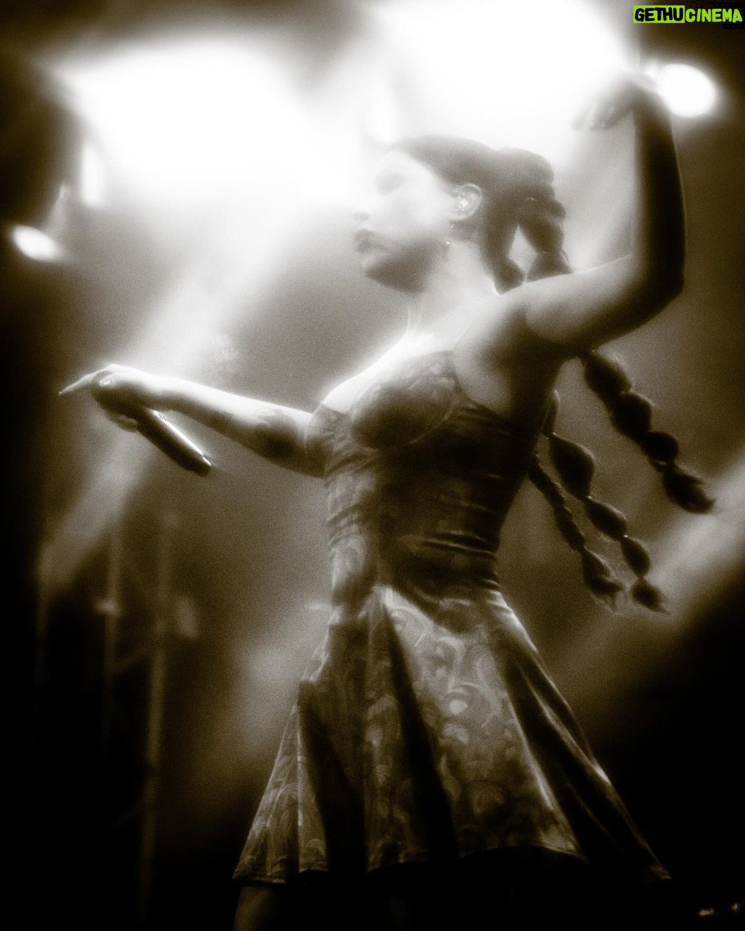 Pitty Instagram - fechamos o carnaval com chave de 💎 na Várzea, em Recife. sendo artista de rock no Brasil, é muito massa poder ser parte na diversidade. ontem foi quente, povo cantando alto, sessão de descarrego total! obg geral que esteve conosco nessa tour carnavalesca. até jah 💜 Recife, Pernambuco, Brasil