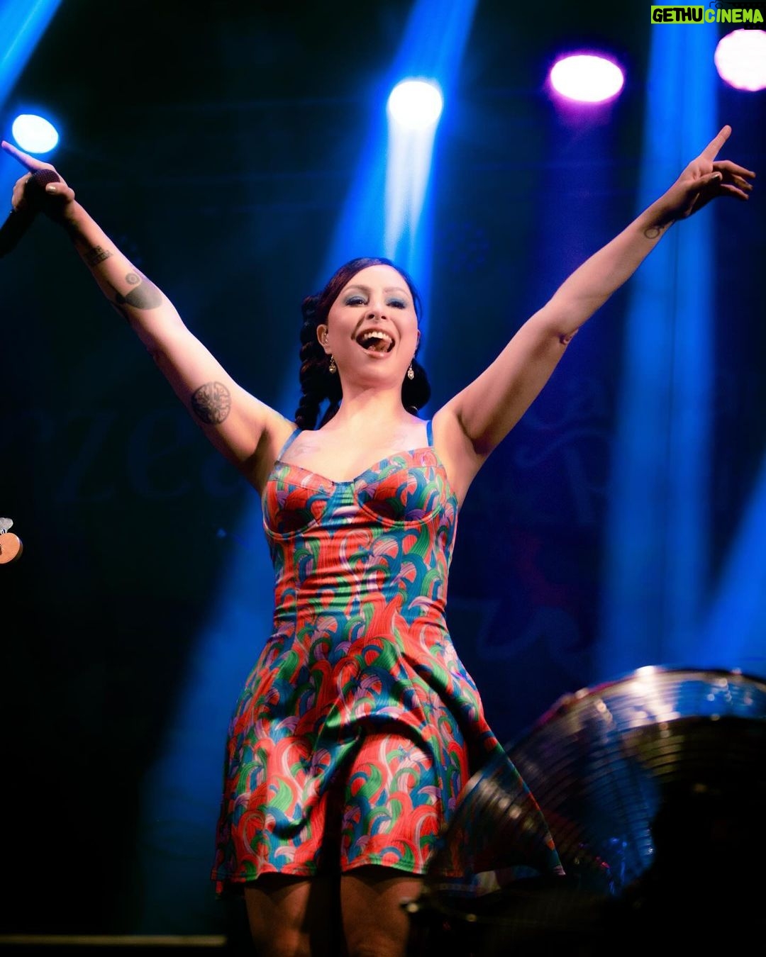 Pitty Instagram - fechamos o carnaval com chave de 💎 na Várzea, em Recife. sendo artista de rock no Brasil, é muito massa poder ser parte na diversidade. ontem foi quente, povo cantando alto, sessão de descarrego total! obg geral que esteve conosco nessa tour carnavalesca. até jah 💜 Recife, Pernambuco, Brasil