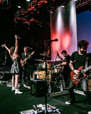 Pitty Instagram - tava lindo, aquela saudade do RJ, energia absurda. geral pertinho e cantando alto, vibrando junto, obrigada! infelizmente, pelo volume de chuva absurdo e pelo impacto causado na parte técnica tivemos que encerrar 15 minutos antes do previsto. a segurança de vocês é mais importante do que qualquer coisa pra nós. ✊💜
 fiz questão de falar ao vivo, reitero aqui. ate jah, amores #ACNXX 

📸 @stephaniexhahne