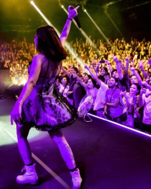 Pitty Instagram - tava lindo, aquela saudade do RJ, energia absurda. geral pertinho e cantando alto, vibrando junto, obrigada! infelizmente, pelo volume de chuva absurdo e pelo impacto causado na parte técnica tivemos que encerrar 15 minutos antes do previsto. a segurança de vocês é mais importante do que qualquer coisa pra nós. ✊💜
 fiz questão de falar ao vivo, reitero aqui. ate jah, amores #ACNXX 

📸 @stephaniexhahne