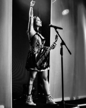 Pitty Instagram - tava lindo, aquela saudade do RJ, energia absurda. geral pertinho e cantando alto, vibrando junto, obrigada! infelizmente, pelo volume de chuva absurdo e pelo impacto causado na parte técnica tivemos que encerrar 15 minutos antes do previsto. a segurança de vocês é mais importante do que qualquer coisa pra nós. ✊💜
 fiz questão de falar ao vivo, reitero aqui. ate jah, amores #ACNXX 

📸 @stephaniexhahne